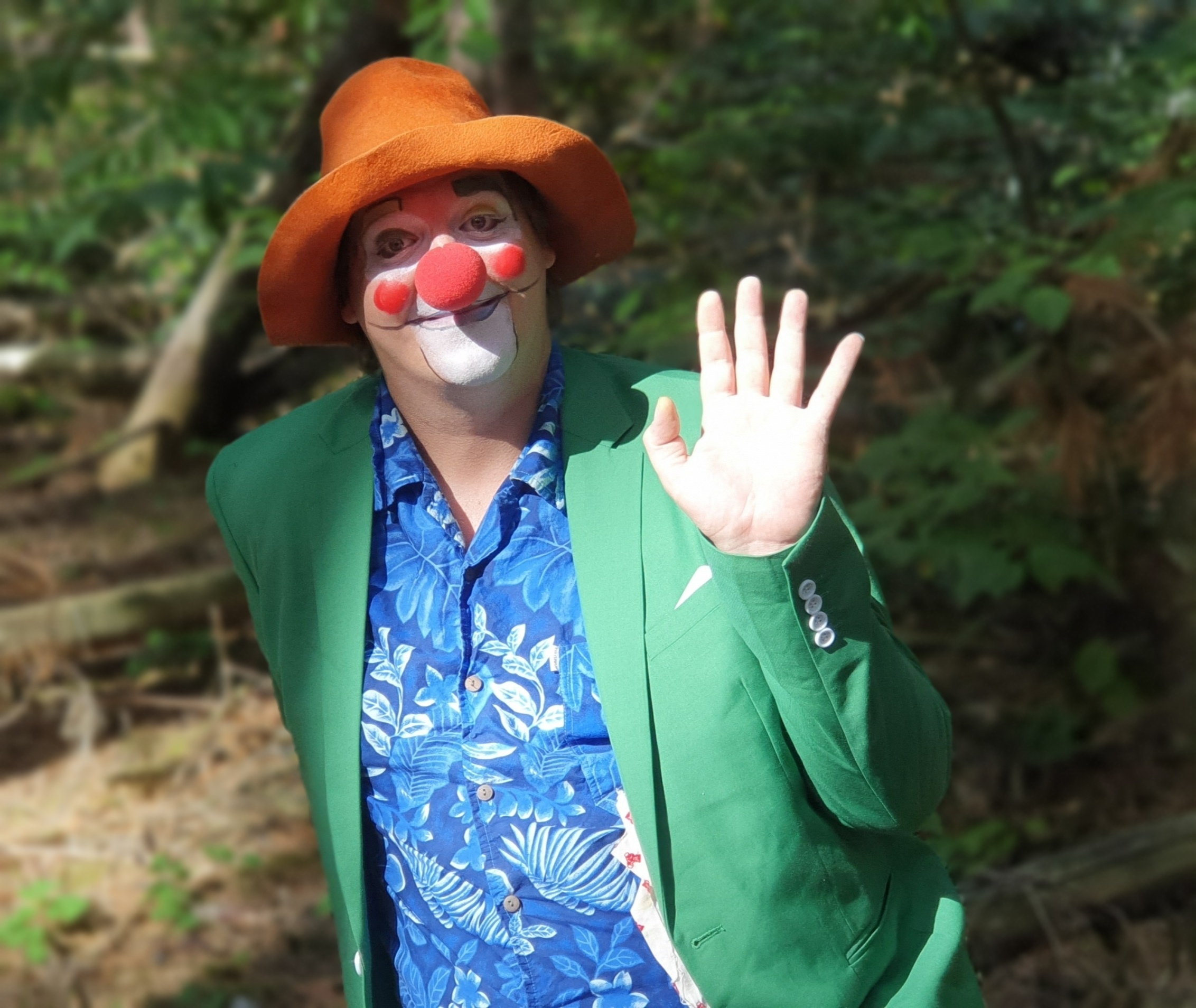 Clown Saschi sitzt im Wald